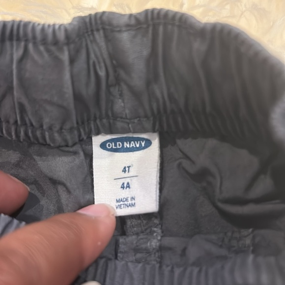 Old Navy 3 Pack Shorts Bundle in Tan, Gray & Army Green in Size 4T - Picture 4 of 10